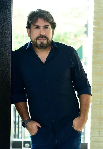 Jonathan Hennessey, de pie contra el marco oscuro de una puerta.