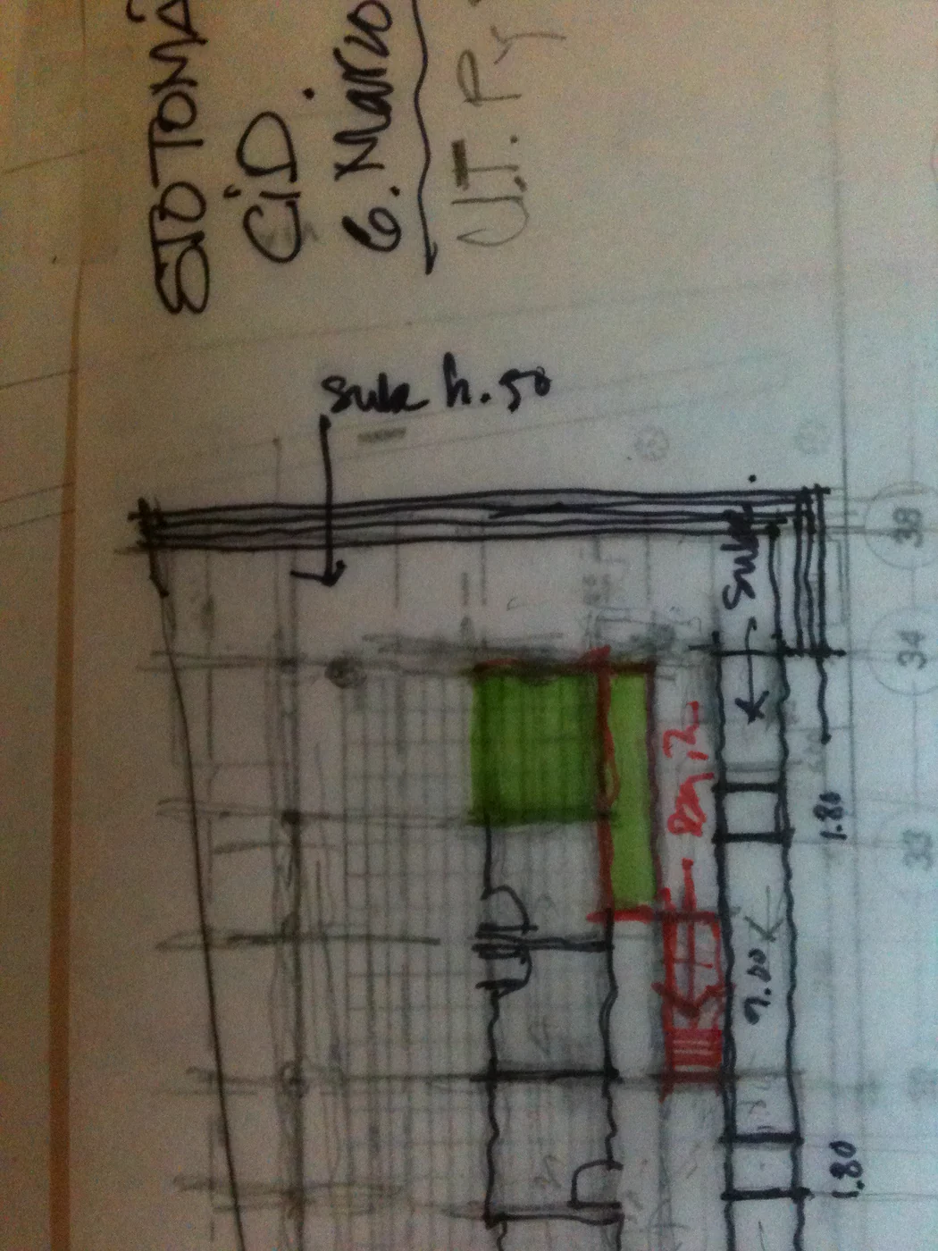 Un plano del proyecto corregido a mano, con anotaciones en rojo.