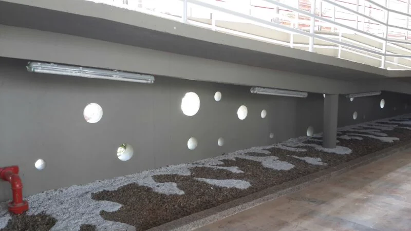 Por dentro: la luz que entra por los óculos del muro.