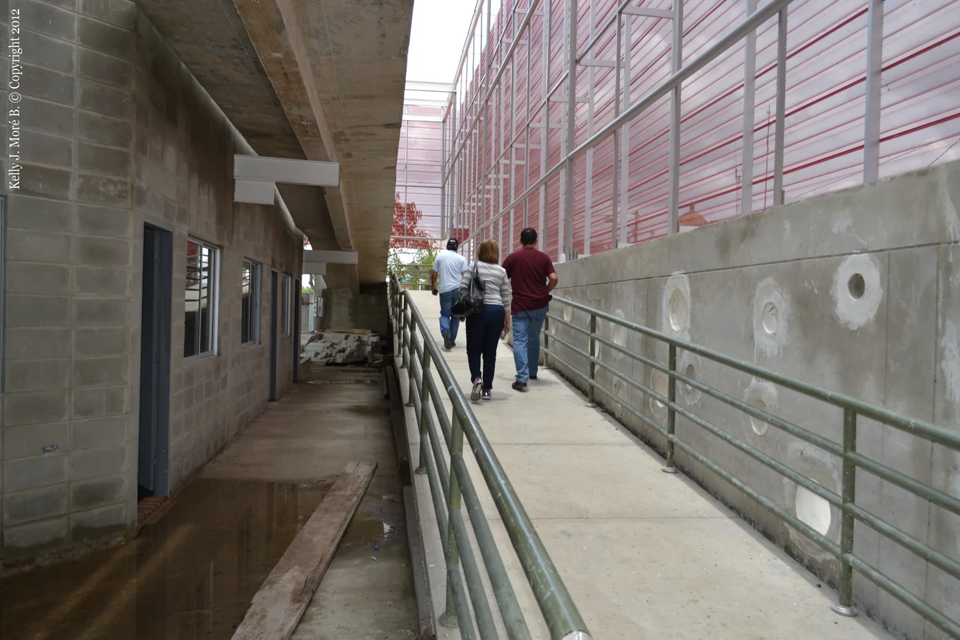 La rampa del centro comunitario, con gente subiendo.