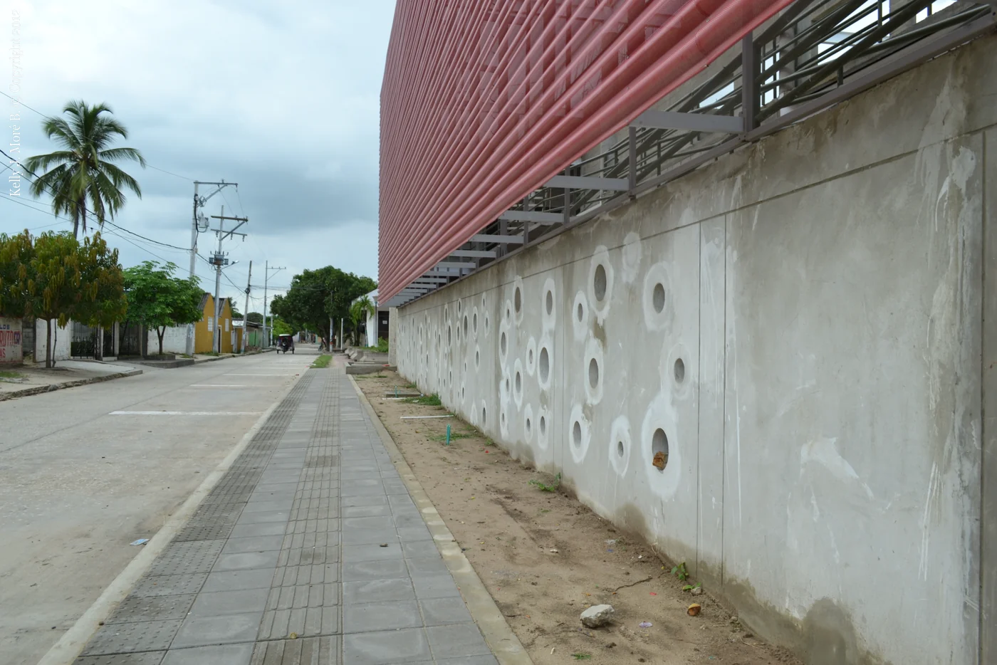 El centro comunitario terminado, visto desde la calle.