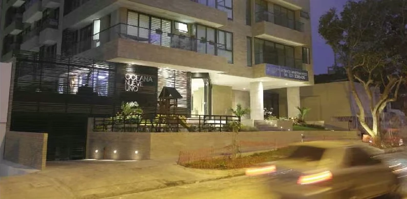 Acceso nocturno del edificio Oceana Nueve Uno, en Barranquilla.