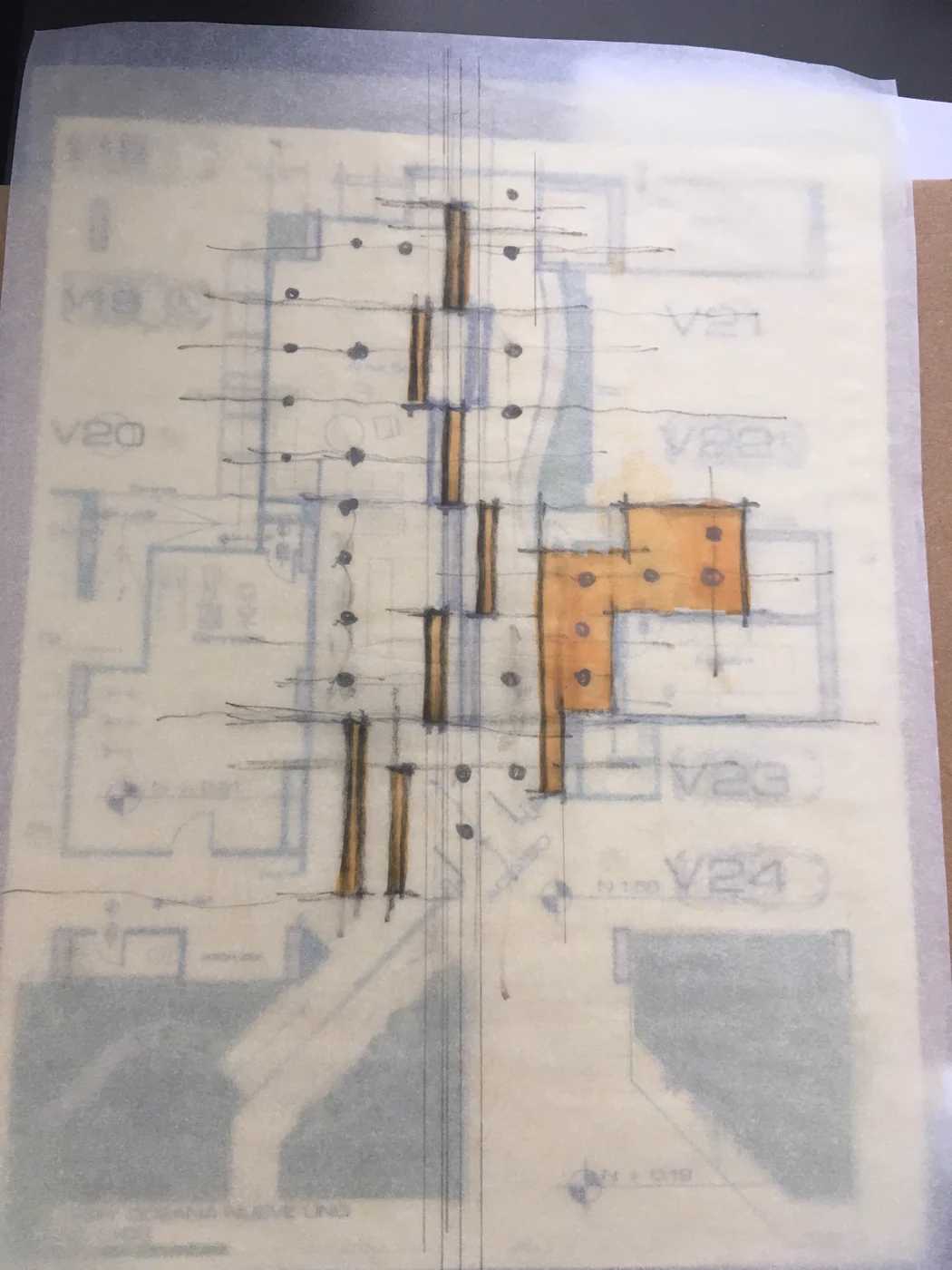 Un detalle dibujado a mano sobre papel mantequilla, encima del plano.