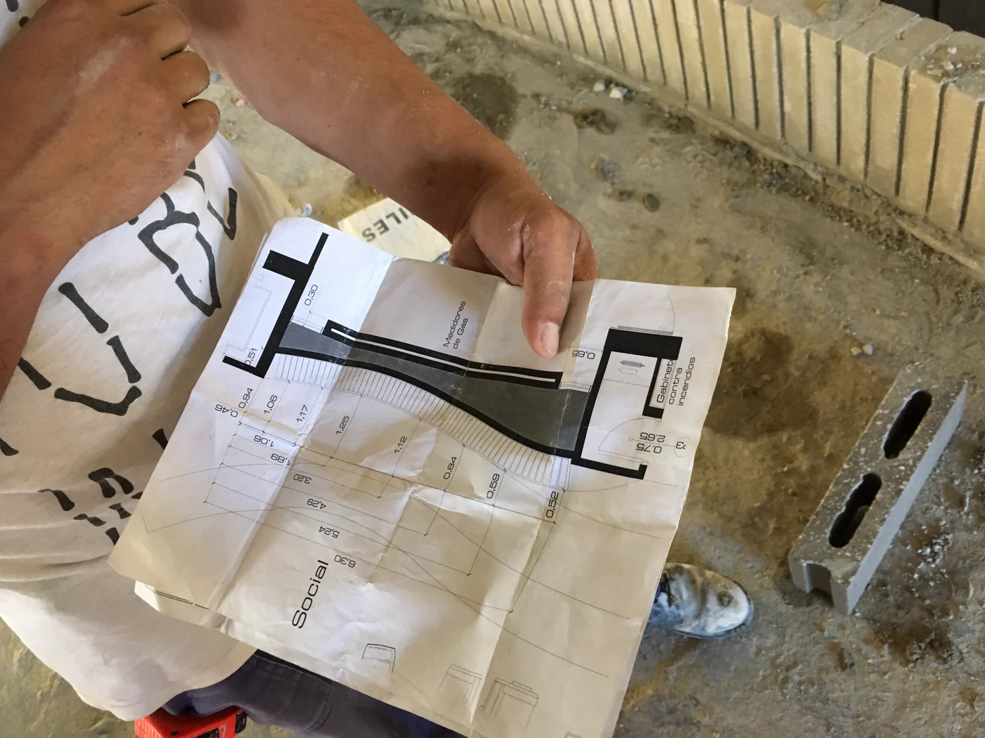 El detalle dibujado, cotejado en obra contra el muro curvo de ladrillo.