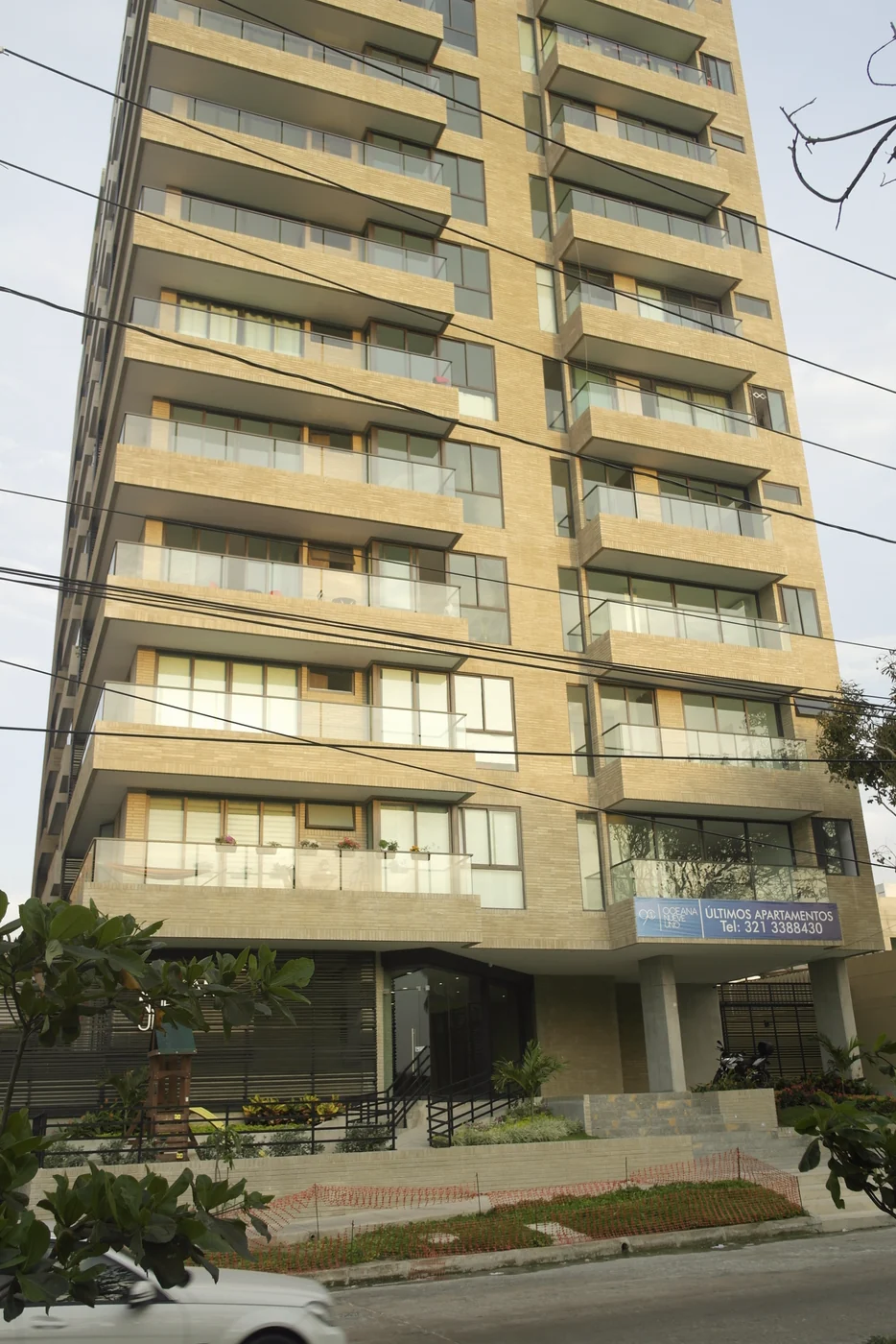 El edificio terminado, visto entero desde la calle.