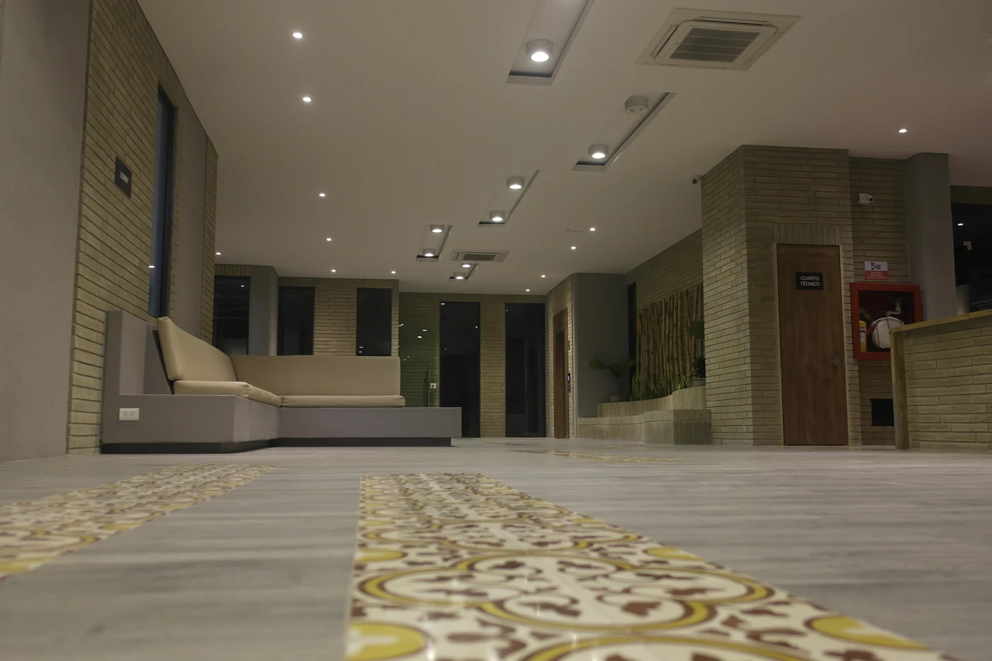 El vestíbulo por dentro, con su piso de mosaico.