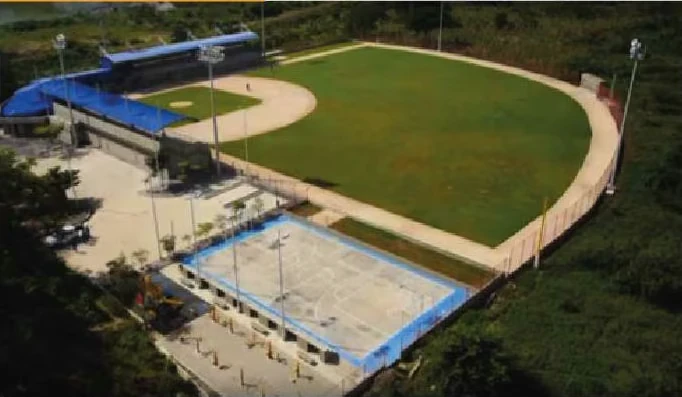 Vista aérea del parque deportivo de Luruaco con el diamante de béisbol.