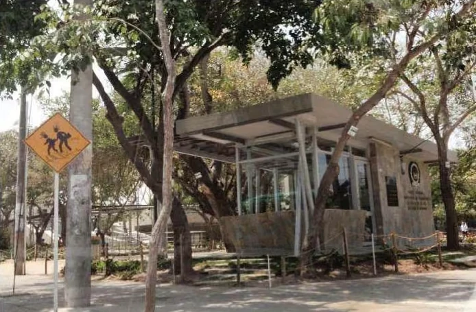 CAI de la Plaza de la Paz entre los árboles, en Barranquilla.