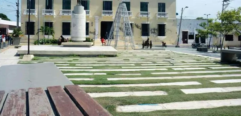 Plaza de Soledad terminada, con la casa consistorial al fondo.